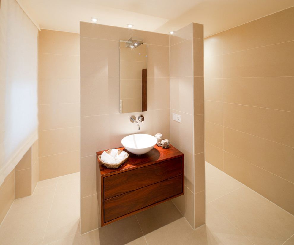 デュッセルドルフにある広いコンテンポラリースタイルのおしゃれな浴室 (フラットパネル扉のキャビネット、濃色木目調キャビネット、ベージュの壁、ベッセル式洗面器、木製洗面台) の写真