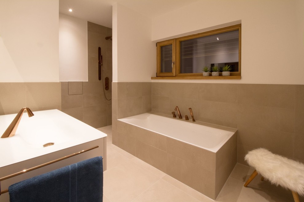 Exemple d'une salle de bain tendance avec une douche à l'italienne, un carrelage beige, un mur beige, un plan de toilette en verre et un sol beige.