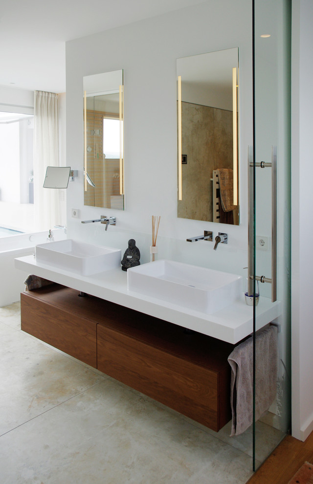 Inspiration för mellanstora moderna en-suite badrum, med ett fristående badkar, ett fristående handfat, släta luckor, skåp i mörkt trä, grå kakel och vita väggar