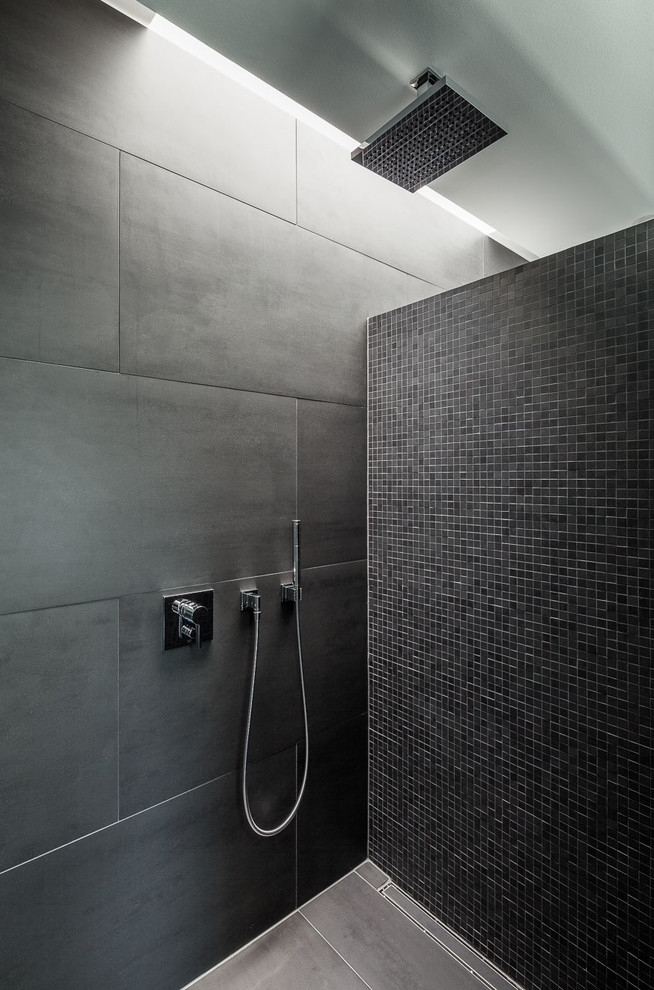 Idéer för mellanstora funkis en-suite badrum, med ett fristående handfat, ett fristående badkar, en kantlös dusch, svart kakel, svarta väggar och mosaik