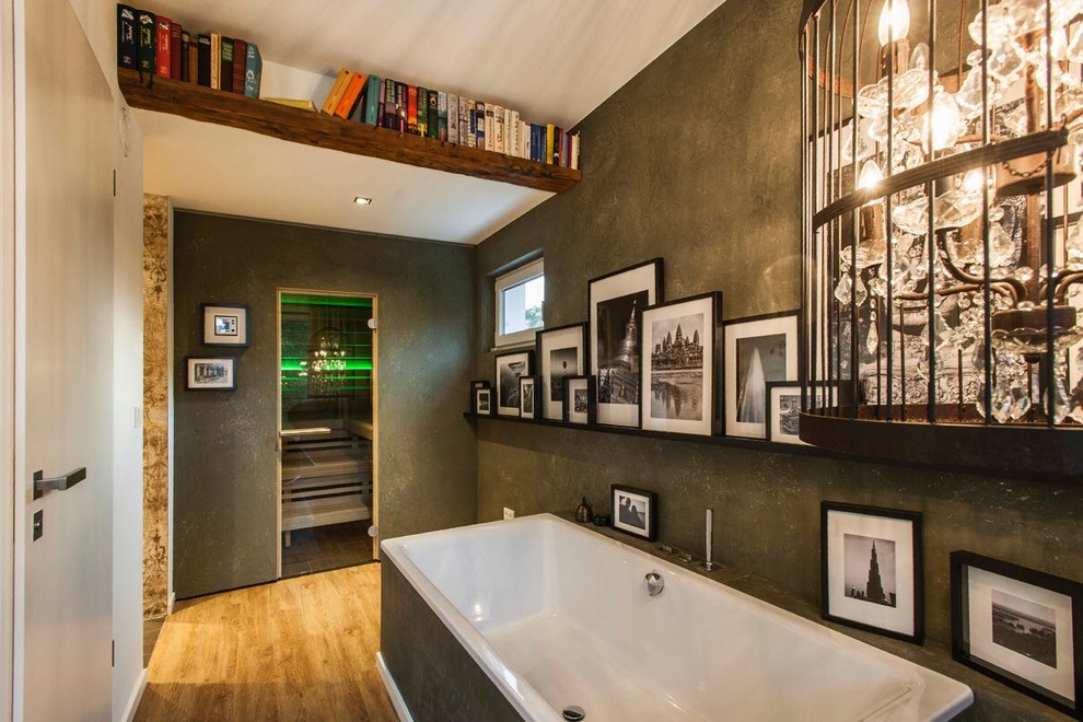 Idee per una stanza da bagno con doccia stile rurale di medie dimensioni con vasca freestanding, vasca/doccia, pareti nere, pavimento in legno massello medio e pavimento marrone