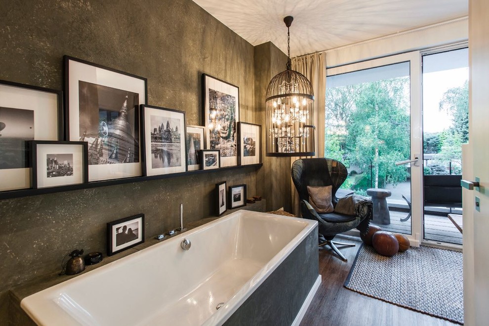 Стильный дизайн: ванная комната среднего размера в стиле рустика с отдельно стоящей ванной, душем над ванной, черными стенами, паркетным полом среднего тона, душевой кабиной и коричневым полом - последний тренд