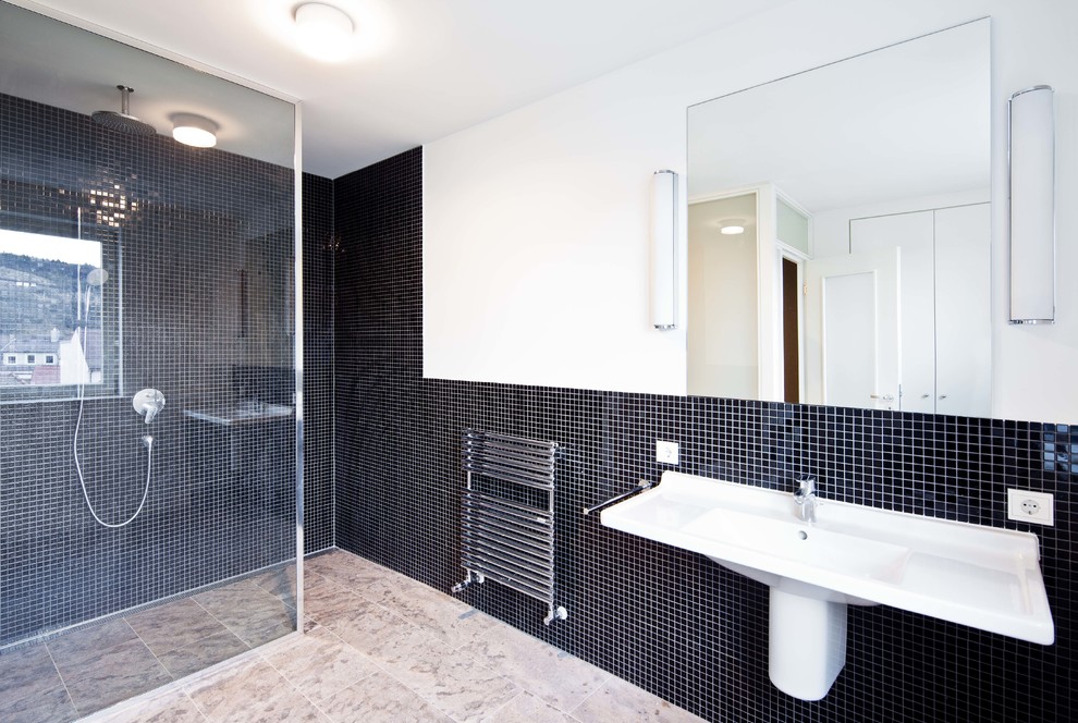 Ejemplo de cuarto de baño actual grande con baldosas y/o azulejos negros, baldosas y/o azulejos en mosaico, ducha abierta, paredes blancas, lavabo suspendido y ducha abierta