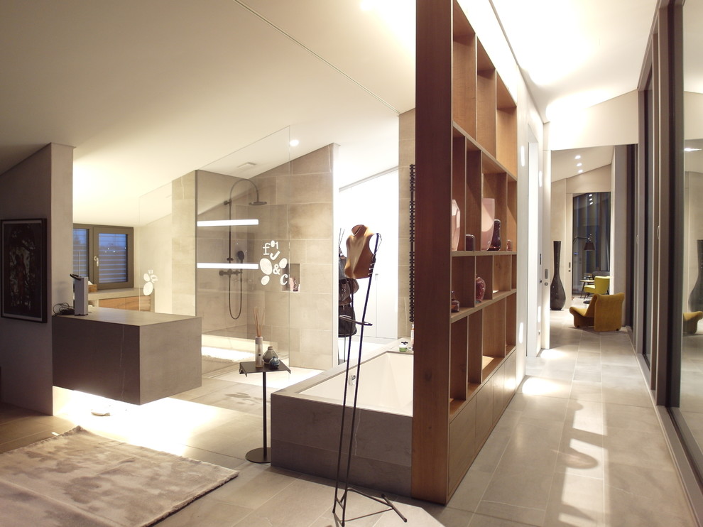 Inredning av ett modernt mycket stort en-suite badrum, med ett platsbyggt badkar, en hörndusch, grå kakel, vita väggar och öppna hyllor