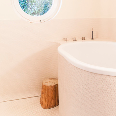 Idéer för små eklektiska en-suite badrum, med ett japanskt badkar, en kantlös dusch, en vägghängd toalettstol, vit kakel, mosaik, vita väggar, mosaikgolv och ett nedsänkt handfat