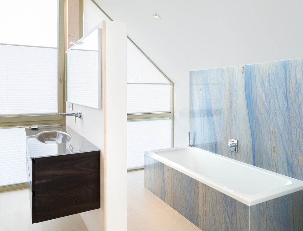 Inspiration för ett mellanstort funkis grå grått en-suite badrum, med släta luckor, bruna skåp, ett platsbyggt badkar, en öppen dusch, blå kakel, marmorkakel, bänkskiva i glas, beiget golv, med dusch som är öppen, vita väggar och ett integrerad handfat