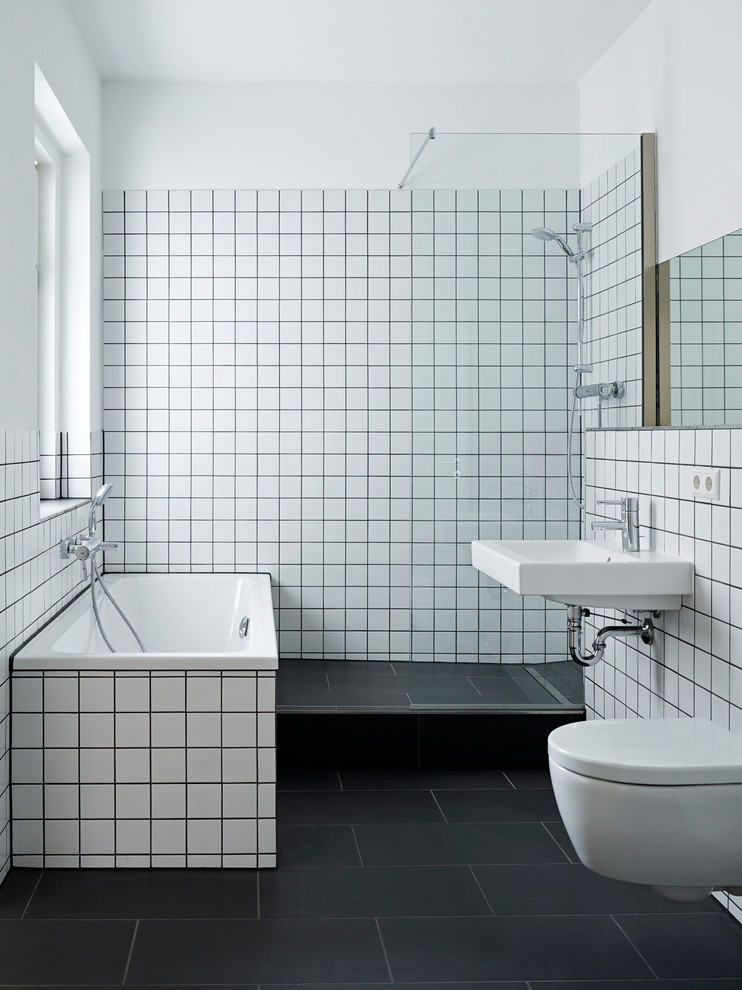 Kleines Modernes Badezimmer mit Wandwaschbecken, Einbaubadewanne, offener Dusche, Wandtoilette, weißen Fliesen, weißer Wandfarbe und offener Dusche in Leipzig