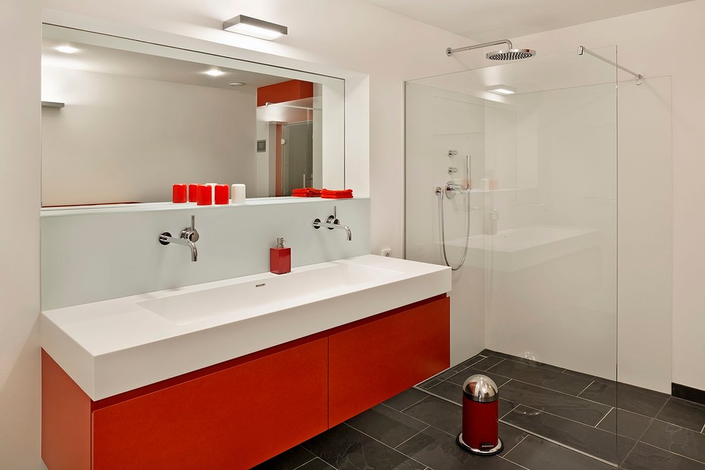 Idéer för att renovera ett mellanstort funkis badrum, med ett avlångt handfat, släta luckor, röda skåp, en hörndusch, vita väggar och skiffergolv