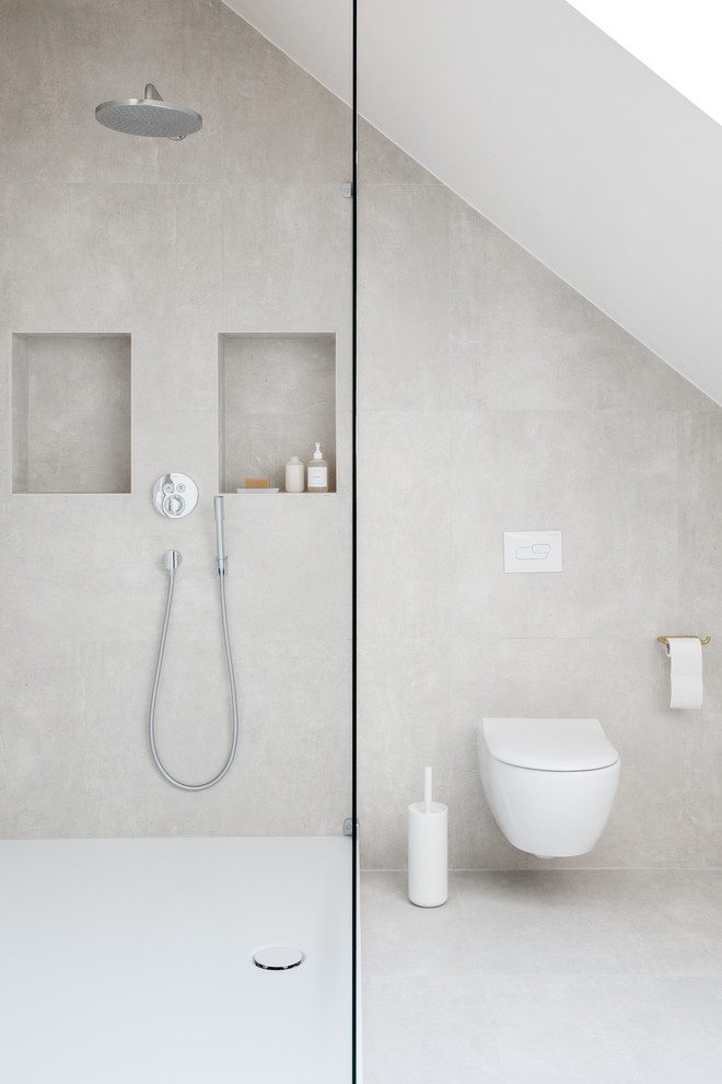 Idee per una stanza da bagno con doccia moderna con WC sospeso, piastrelle grigie, pareti bianche e pavimento grigio