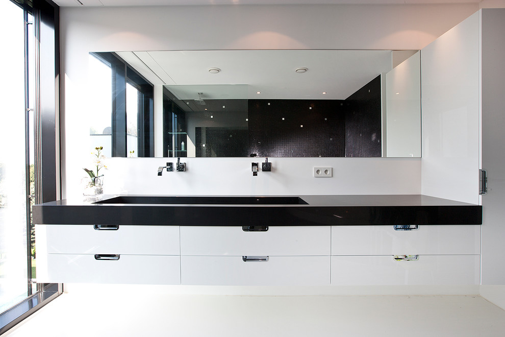 Großes Modernes Badezimmer mit flächenbündigen Schrankfronten, weißen Schränken, weißer Wandfarbe und integriertem Waschbecken in Sonstige