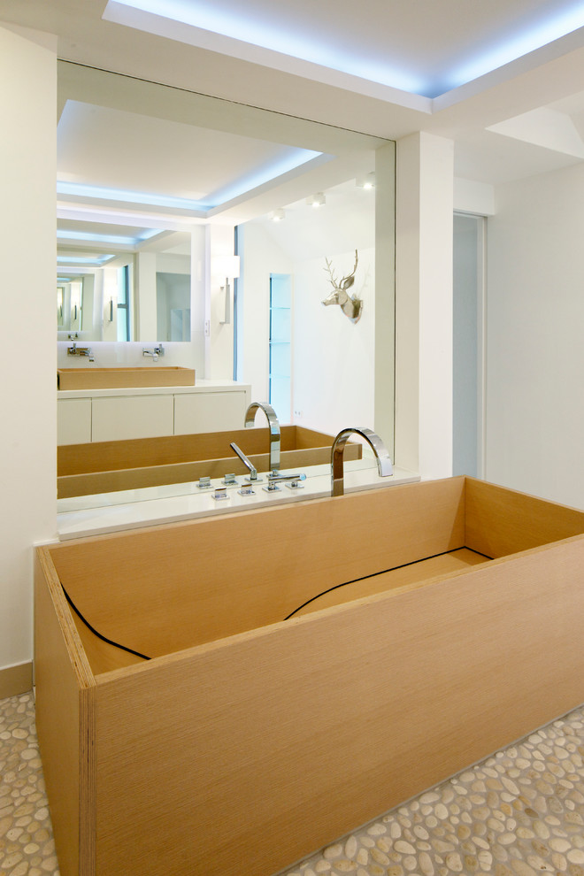 Идея дизайна: главная ванная комната среднего размера в стиле модернизм с отдельно стоящей ванной, белыми стенами и полом из галечной плитки