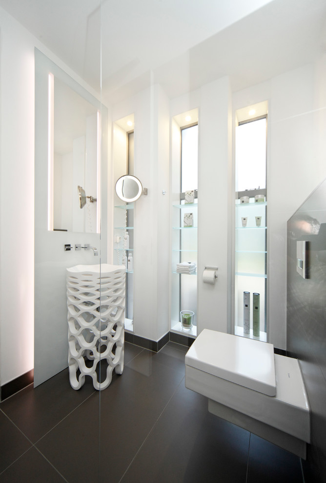 На фото: главная ванная комната среднего размера в стиле модернизм с раковиной с пьедесталом, инсталляцией, белыми стенами, открытым душем и зеркалом с подсветкой с