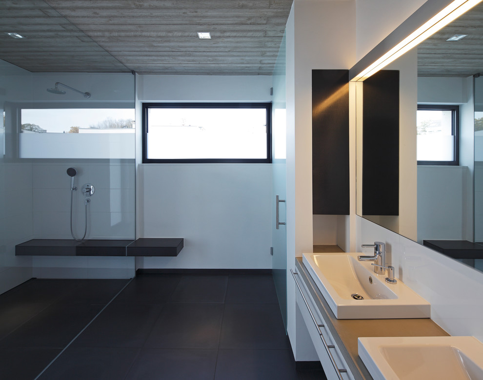 Design ideas for a contemporary bathroom in Dortmund.