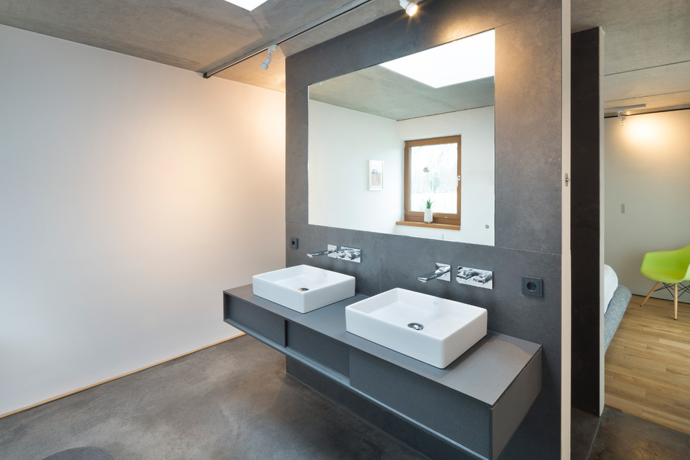 Modernes Badezimmer mit flächenbündigen Schrankfronten, grauen Schränken, weißer Wandfarbe, Schieferboden und Aufsatzwaschbecken in Dortmund