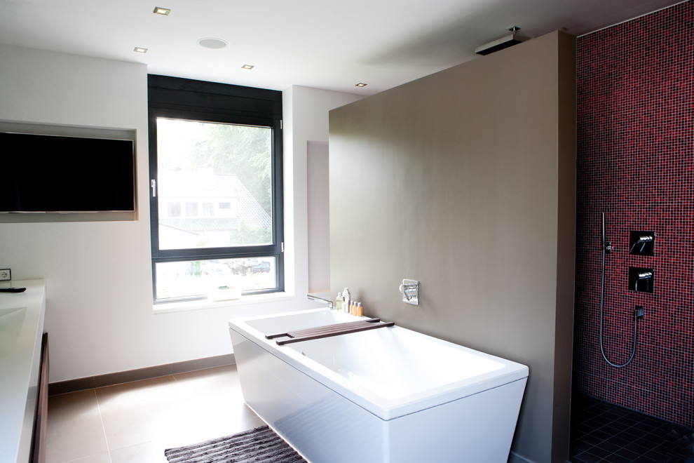 Ejemplo de cuarto de baño moderno con puertas de armario marrones, bañera encastrada, baldosas y/o azulejos rojos, paredes blancas y lavabo sobreencimera