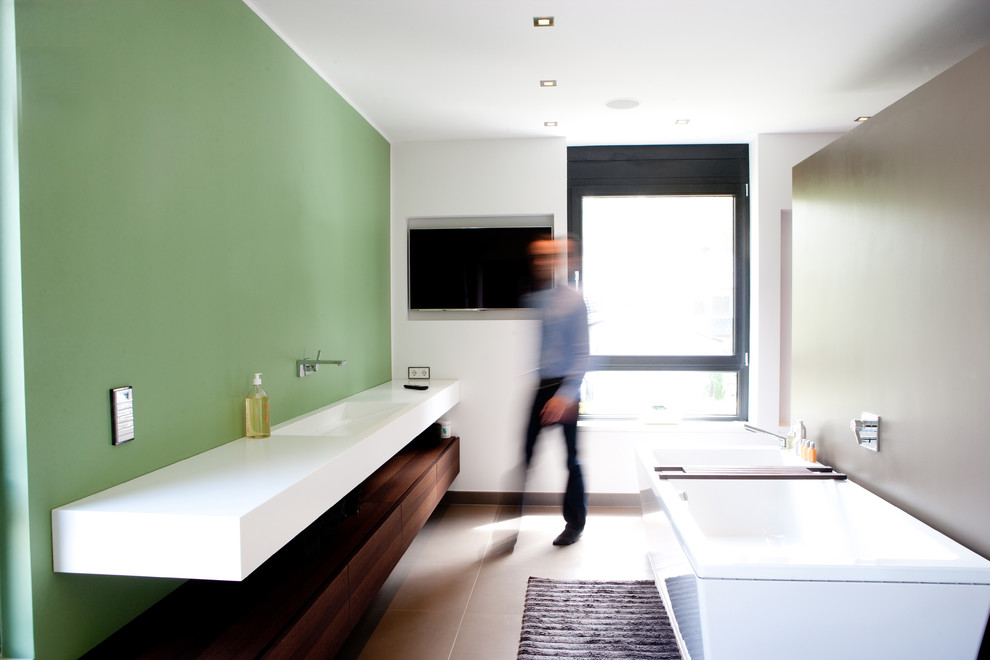 Modernes Badezimmer mit braunen Schränken, Einbaubadewanne, weißer Wandfarbe und Aufsatzwaschbecken in Düsseldorf