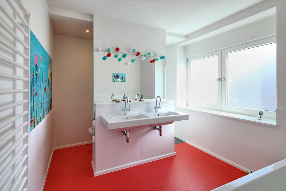 Mittelgroßes Modernes Badezimmer mit weißen Fliesen, weißer Wandfarbe, Keramikfliesen und Trogwaschbecken in Köln