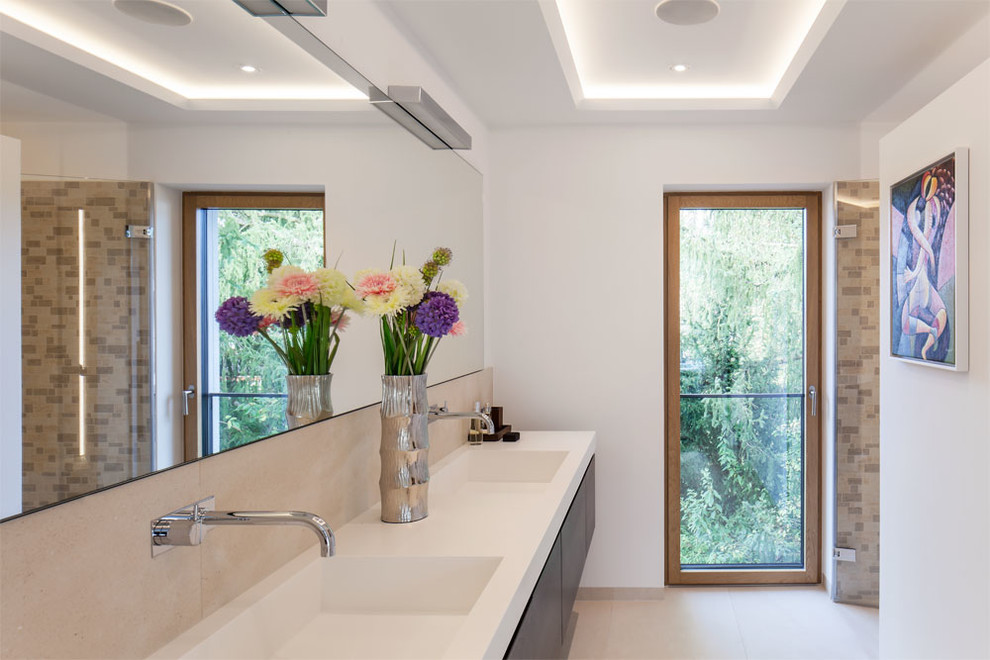 Idee per una stanza da bagno design di medie dimensioni con ante lisce, ante nere, doccia alcova, piastrelle beige, pareti bianche e lavabo integrato