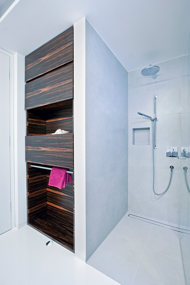 Modern inredning av ett mellanstort en-suite badrum, med släta luckor, en kantlös dusch, vita väggar, skåp i mörkt trä och med dusch som är öppen