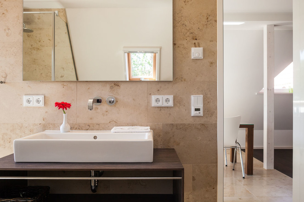Mittelgroßes Modernes Badezimmer mit beigen Fliesen, beiger Wandfarbe, Travertin, Aufsatzwaschbecken, Waschtisch aus Holz und Travertinfliesen in Berlin
