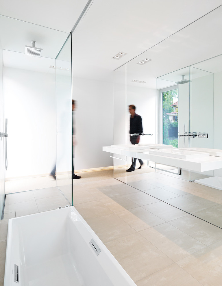 Стильный дизайн: большая ванная комната в современном стиле с отдельно стоящей ванной, душем без бортиков, белыми стенами и подвесной раковиной - последний тренд