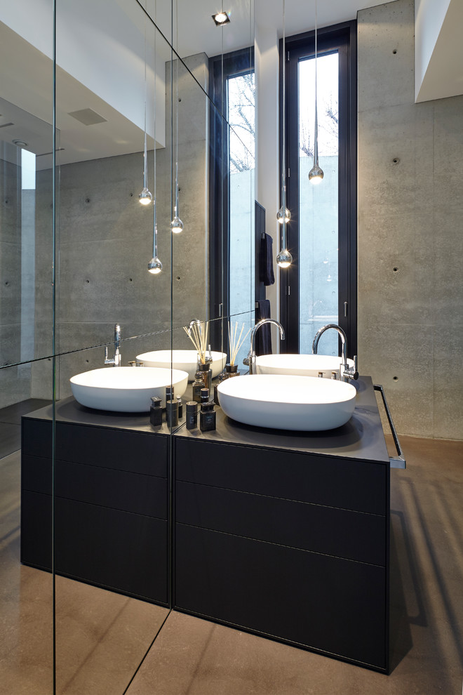 Kleines Modernes Badezimmer mit flächenbündigen Schrankfronten, schwarzen Schränken, grauer Wandfarbe, Vinylboden, Aufsatzwaschbecken und grauem Boden in Köln
