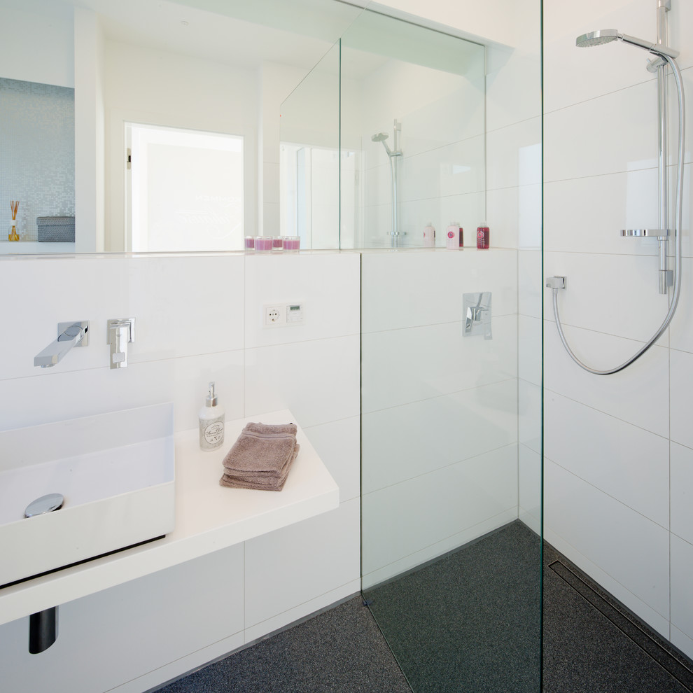 Idee per una stanza da bagno contemporanea di medie dimensioni con pistrelle in bianco e nero, pareti bianche, lavabo a bacinella e piastrelle in ceramica