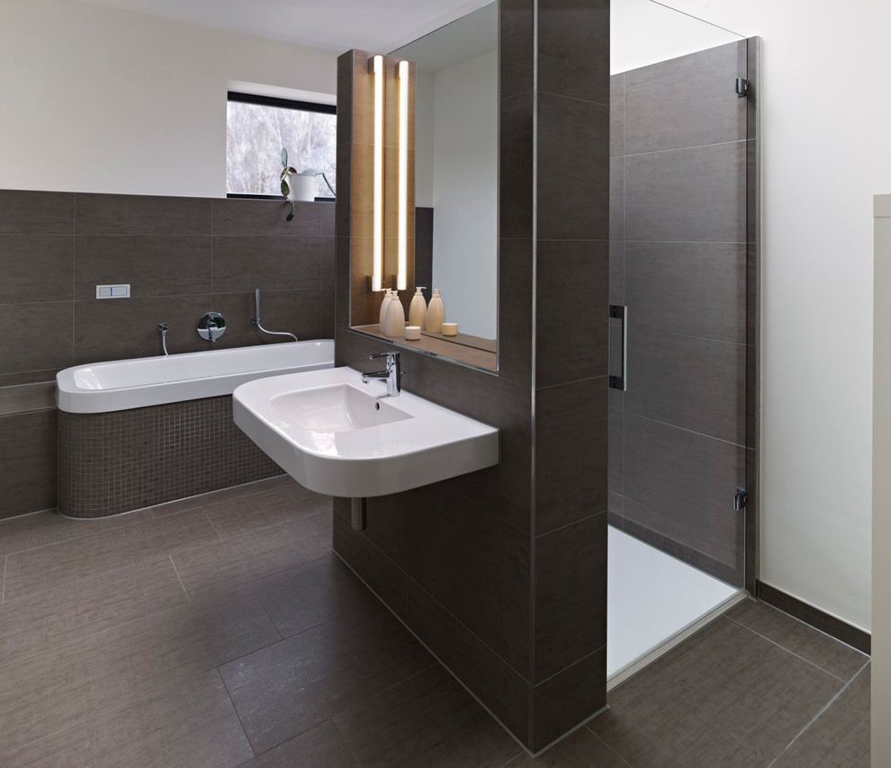 Свежая идея для дизайна: большая главная ванная комната в современном стиле с подвесной раковиной, накладной ванной, душем без бортиков, коричневой плиткой, плиткой мозаикой, белыми стенами и окном - отличное фото интерьера