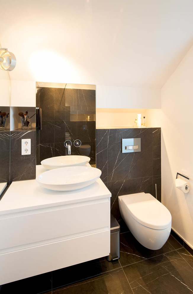 Modelo de cuarto de baño clásico de tamaño medio con armarios con paneles lisos, puertas de armario blancas, paredes blancas, suelo de mármol, lavabo sobreencimera y sanitario de pared