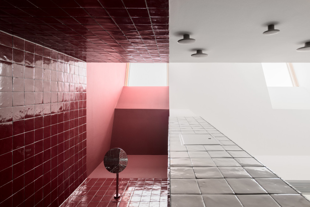 Idéer för badrum, med en dusch i en alkov, röda väggar och med dusch som är öppen