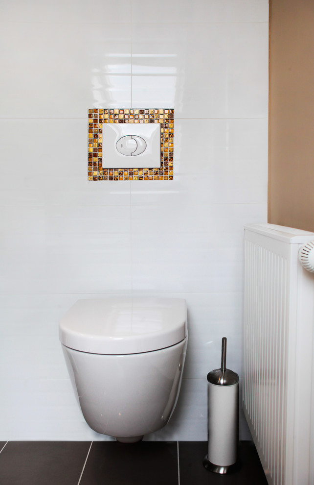 Ispirazione per un bagno di servizio con WC sospeso, piastrelle multicolore, piastrelle bianche, piastrelle in ceramica, pareti marroni e pavimento con piastrelle in ceramica