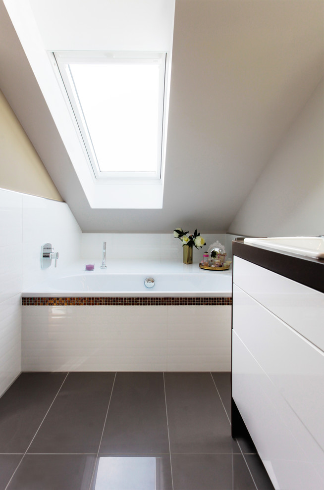 Свежая идея для дизайна: маленькая ванная комната с плоскими фасадами, белыми фасадами, накладной ванной, белой плиткой, керамической плиткой, коричневыми стенами, полом из керамической плитки и накладной раковиной для на участке и в саду - отличное фото интерьера