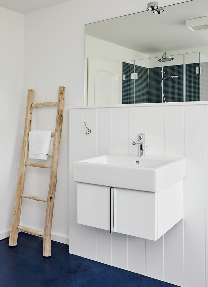 Kleines Modernes Badezimmer En Suite mit flächenbündigen Schrankfronten, weißen Schränken, weißer Wandfarbe, Aufsatzwaschbecken, weißen Fliesen und Mineralwerkstoff-Waschtisch in Sonstige