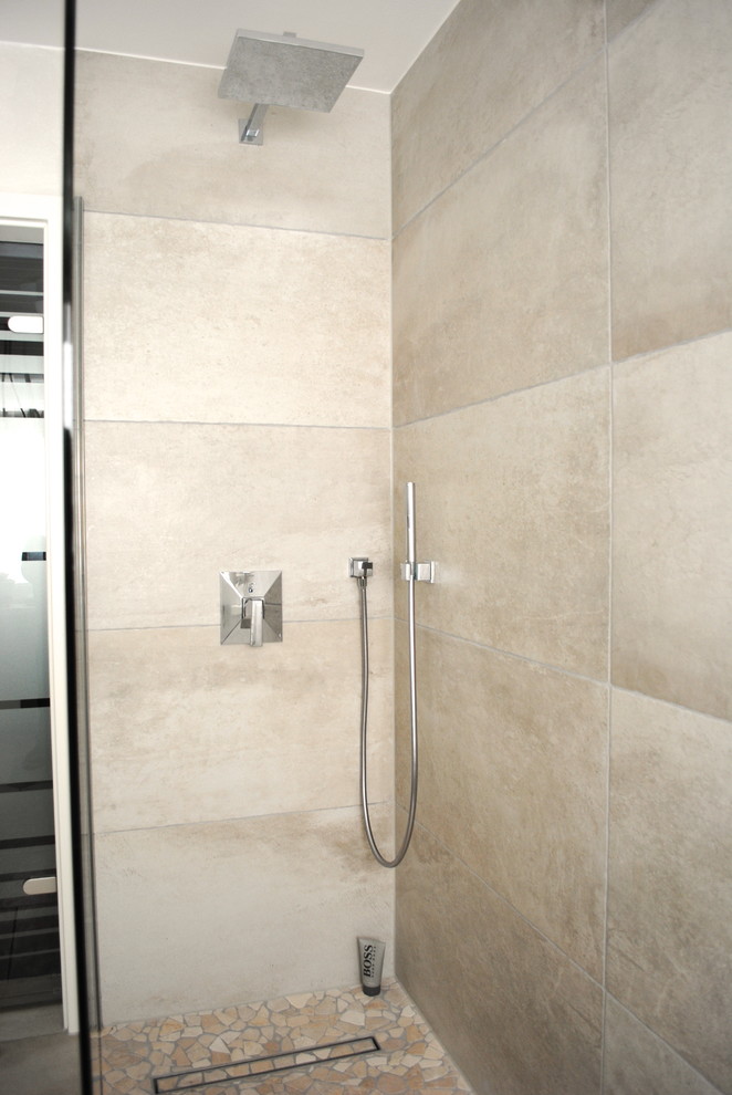 Foto di una stanza da bagno con doccia minimal di medie dimensioni con lavabo rettangolare, doccia a filo pavimento, WC sospeso e pareti beige