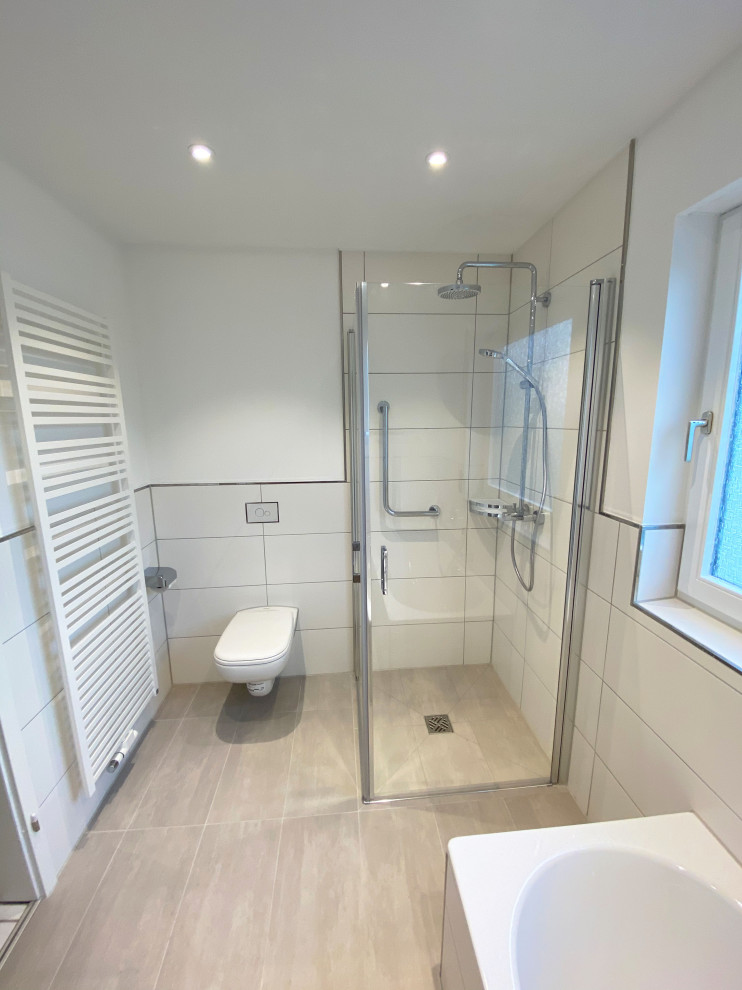 Exempel på ett litet modernt vit vitt badrum med dusch, med släta luckor, skåp i mörkt trä, ett platsbyggt badkar, en kantlös dusch, en vägghängd toalettstol, vit kakel, porslinskakel, vita väggar, klinkergolv i porslin, ett nedsänkt handfat, träbänkskiva, beiget golv och dusch med gångjärnsdörr