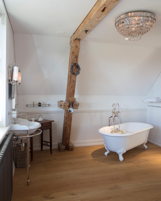 Helles Badezimmer mit Kristall-Lampe - Modern - Badezimmer - München - von  TRADITIONAL BATHROOMS | Houzz