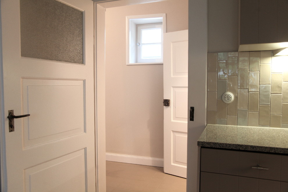 Kleines Modernes Badezimmer En Suite mit Einbaubadewanne, farbigen Fliesen, Keramikfliesen, weißer Wandfarbe und braunem Boden in Sonstige