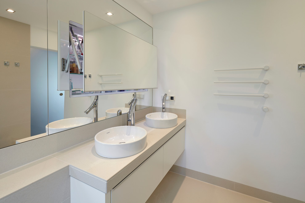 Foto di una stanza da bagno padronale tradizionale di medie dimensioni con ante lisce, ante bianche, piastrelle beige e pareti bianche