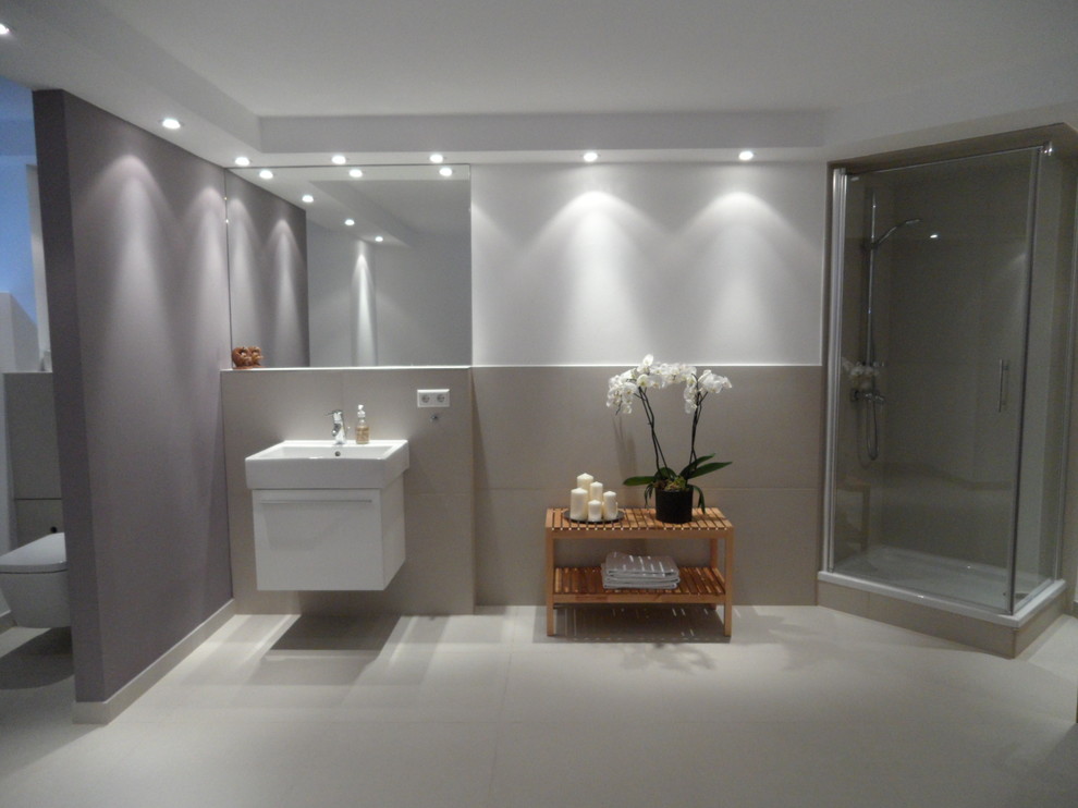 Esempio di una stanza da bagno design con ante bianche e piastrelle beige