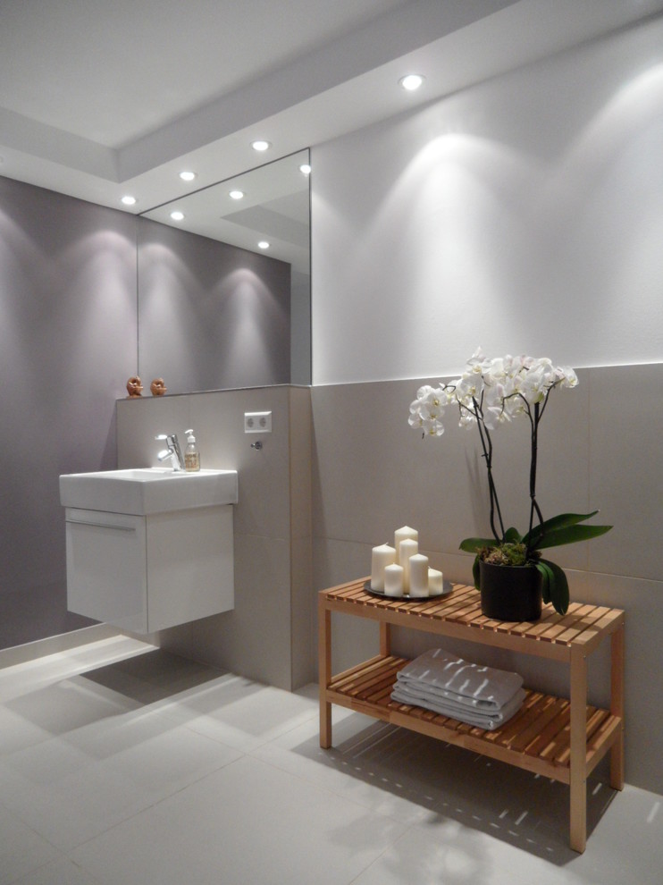 Ispirazione per una piccola stanza da bagno contemporanea con piastrelle beige