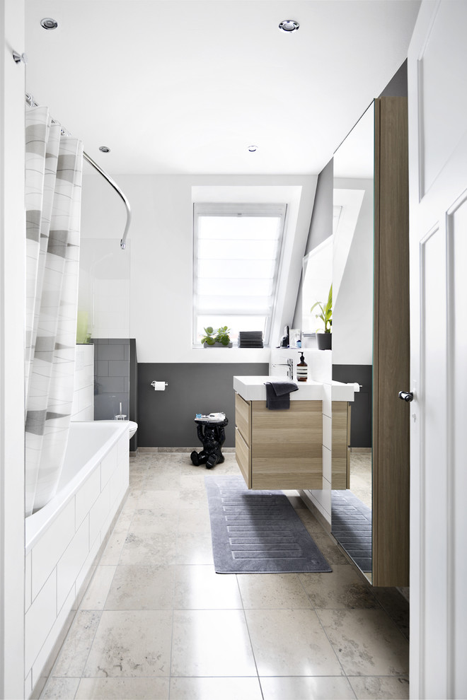 Kleines Modernes Badezimmer mit flächenbündigen Schrankfronten, braunen Schränken, Badewanne in Nische, weißer Wandfarbe, Keramikboden, Aufsatzwaschbecken und beigem Boden in Hamburg