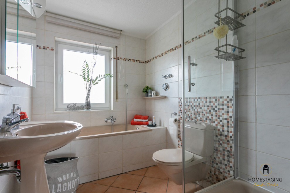 Idée de décoration pour une salle d'eau design de taille moyenne avec meuble simple vasque et meuble-lavabo sur pied.