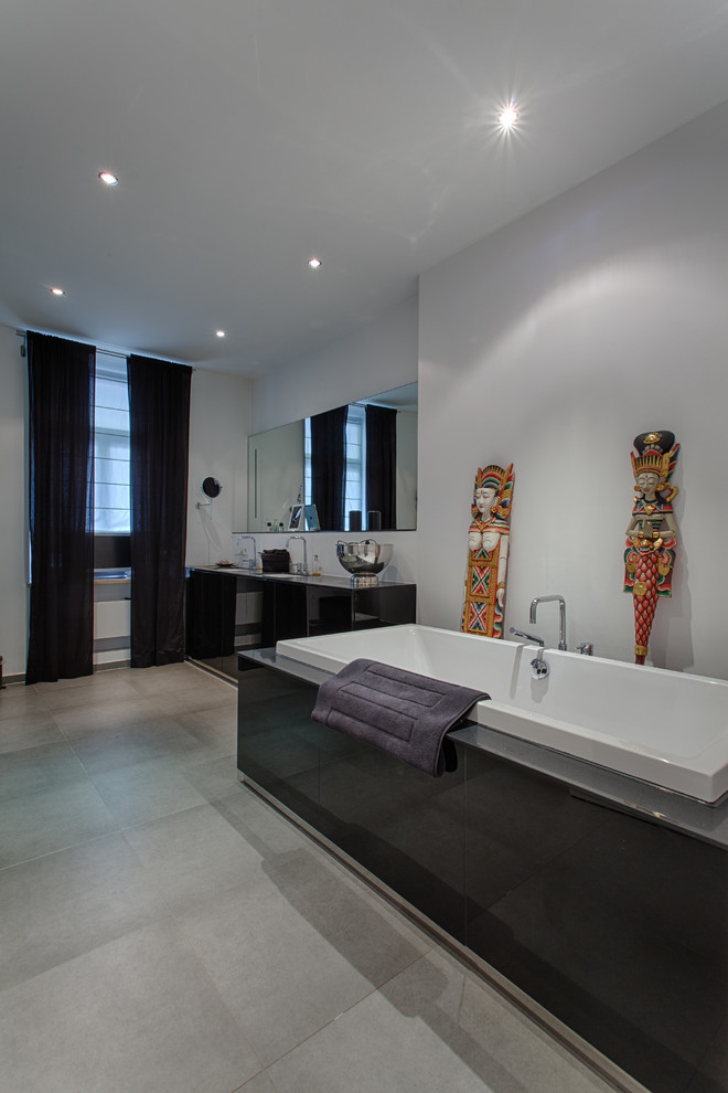 Inspiration för ett stort funkis badrum, med ett platsbyggt badkar och grå väggar