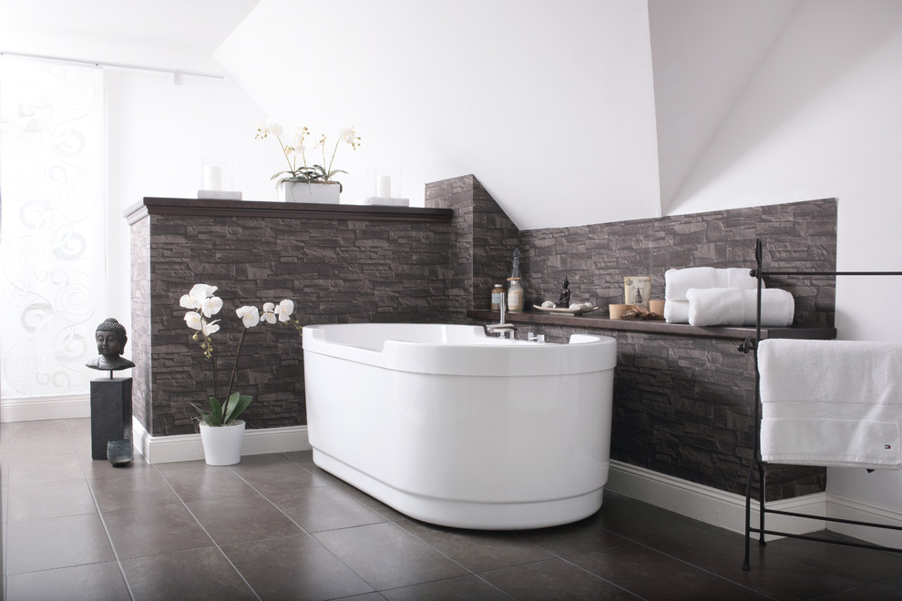 Inredning av ett asiatiskt mellanstort en-suite badrum, med ett fristående badkar, grå kakel, vita väggar och skiffergolv