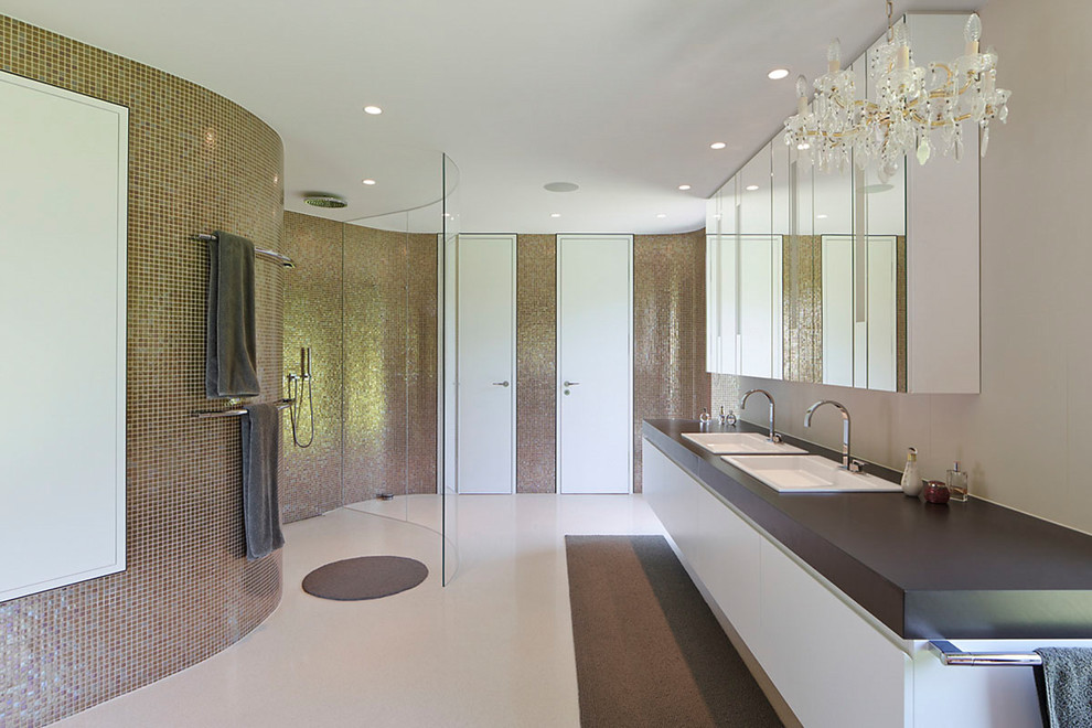 На фото: огромная ванная комната в современном стиле с плоскими фасадами, белыми фасадами, душем без бортиков, накладной раковиной, душевой кабиной, белым полом, коричневыми стенами и открытым душем