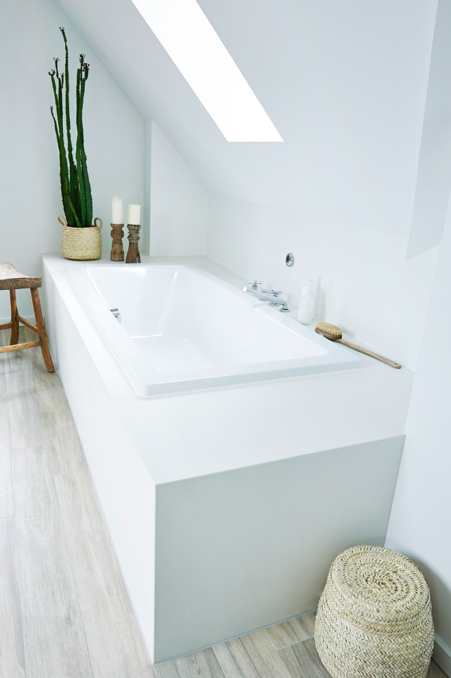Modernes Badezimmer mit Einbaubadewanne, weißer Wandfarbe, braunem Holzboden und braunem Boden in Hamburg