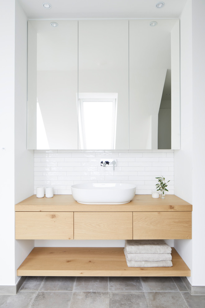 Источник вдохновения для домашнего уюта: ванная комната в скандинавском стиле с тумбой под одну раковину и подвесной тумбой