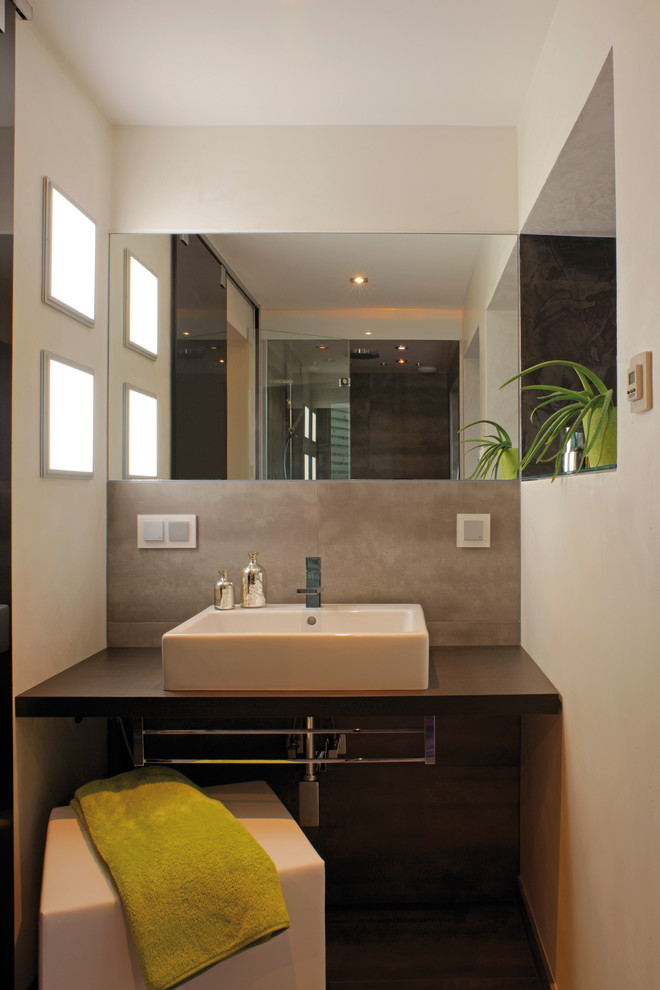 Свежая идея для дизайна: маленькая ванная комната в современном стиле с бежевой плиткой, бежевыми стенами и настольной раковиной для на участке и в саду - отличное фото интерьера