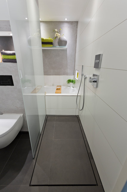 Ideen für kleine Bäder- Die Dusche als Durchgang - Modern - Badezimmer -  Köln - von baqua | Houzz