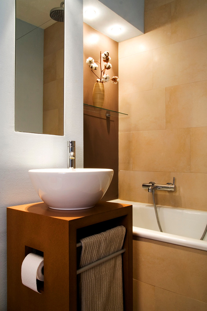 Idéer för ett litet modernt badrum, med ett fristående handfat, ett platsbyggt badkar, en vägghängd toalettstol, beige kakel, keramikplattor, blå väggar och klinkergolv i keramik